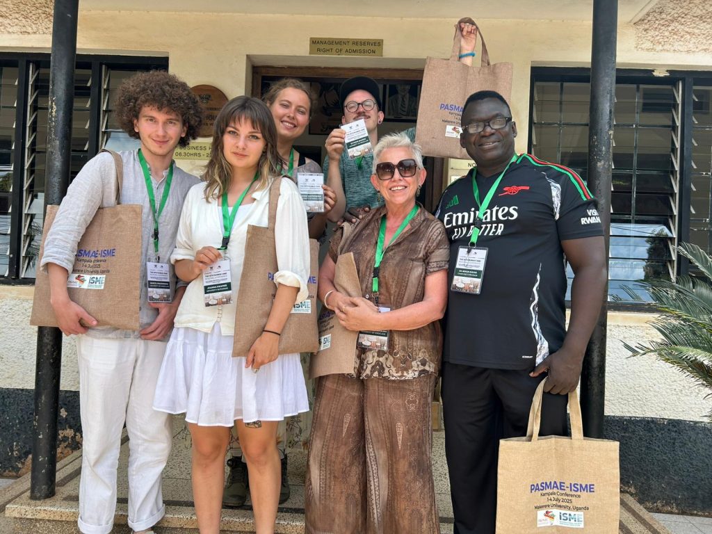 Studenci z profesor Muszkalską w Ugandzie